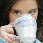 Chi beve latte d’avena al mattino nota questi benefici: sai davvero cosa succede al tuo corpo?