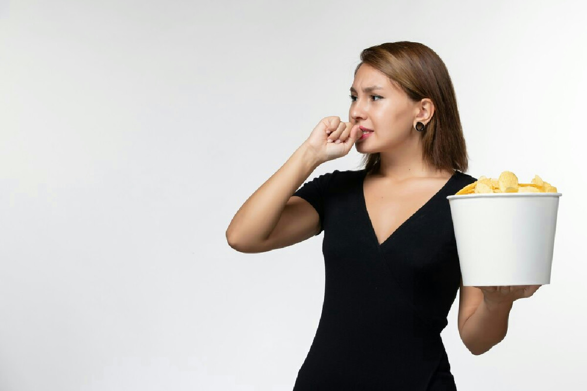 Come togliere l’odore di fritto dalla cucina: il rimedio naturale