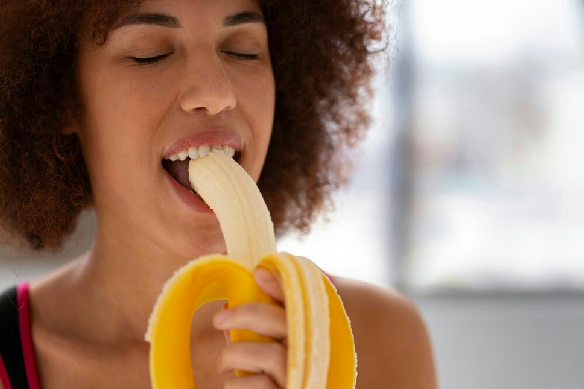 Mangiare una banana ogni sera può davvero modificare colesterolo e glicemia? Cosa dicono gli esperti