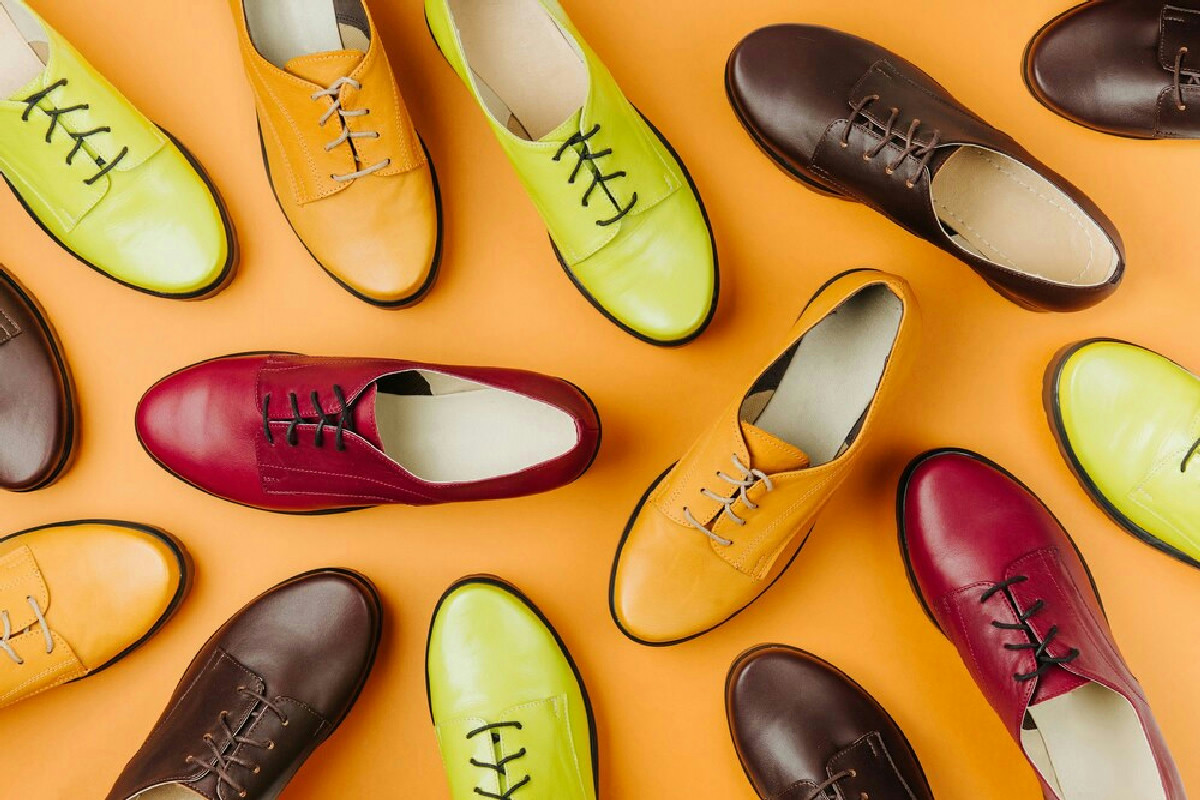 Stivali bordeaux, dettagli texani e materiali di lusso: come si vestono i piedi nell’autunno 2025