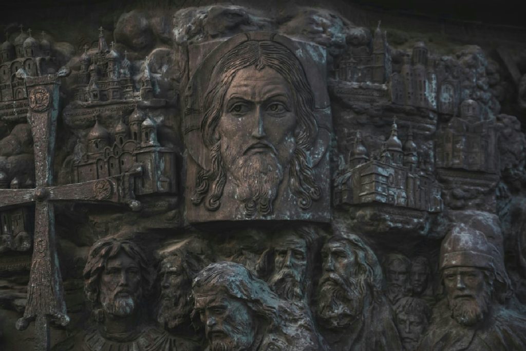 La scultura rupestre più grande d’Europa è in Italia, ma in pochi lo sanno: ecco dove vedere il “Volto” di Cristo megalitico