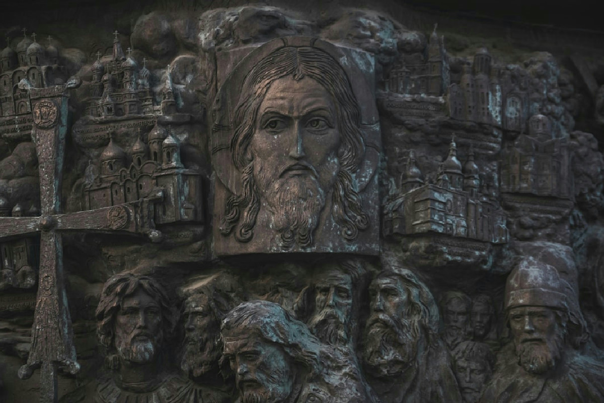 La scultura rupestre più grande d’Europa è in Italia, ma in pochi lo sanno: ecco dove vedere il “Volto” di Cristo megalitico